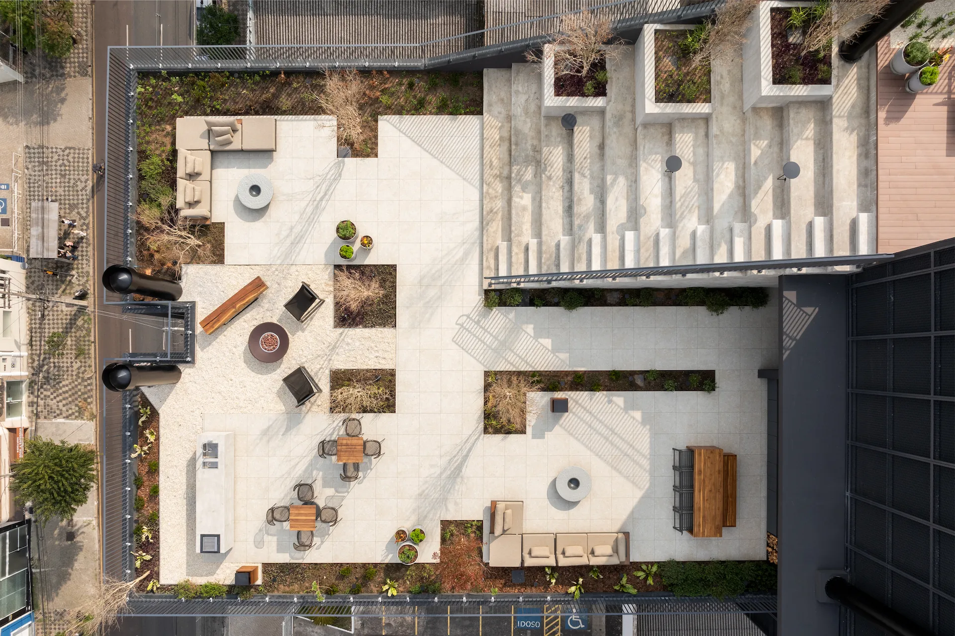 Vista aérea do rooftop do Vaz Batel mostrando a disposição completa dos ambientes, fire pit, escadarias, jardins paisagísticos e mobiliário de área gourmet vistos de cima